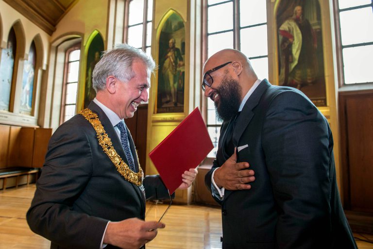 Moses Pelham erhält Goetheplakette von OB Peter Feldmann (Foto: FFM)